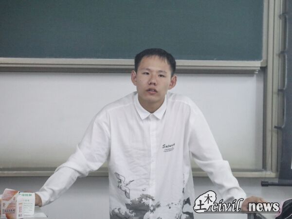 在最后两场的"学长学姐面对面"活动里,敦浩诤,孙志昂同学就"要走出