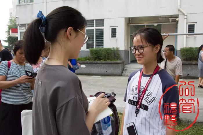 早上7点,我院第一位报到的本科新生叶雨婷来到迎新点,记者采访时,她