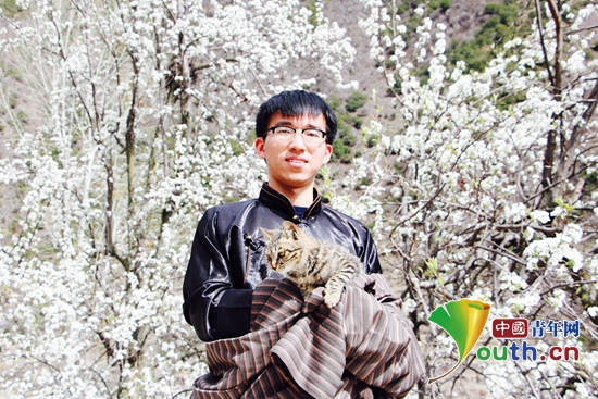 西南交通大学第十八届研支团队长沈彬彬着藏装同学生进行春游。沈彬彬供图