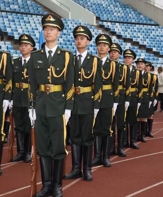 一群穿着制服的人站在一起 AI 生成的内容可能不正确。