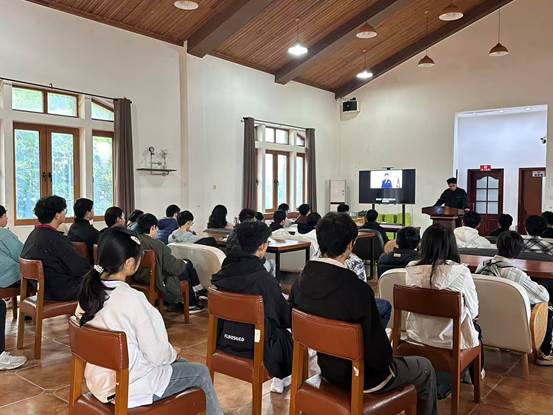 会议室里的人们 AI 生成的内容可能不正确。