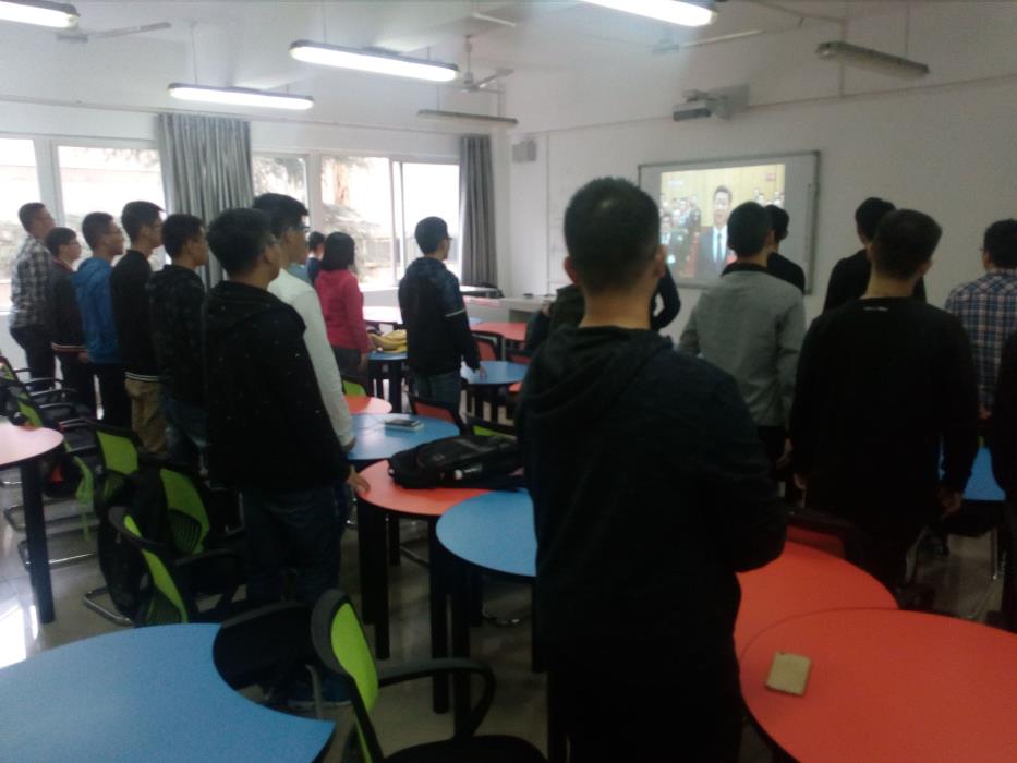 （材料二班在闭幕式集体起立）