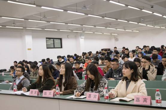 图片包含 室内, 天花板, 人员, 墙壁自动生成的说明