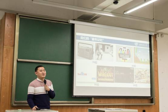 图片包含 室内, 墙壁, 人员, 妇女自动生成的说明