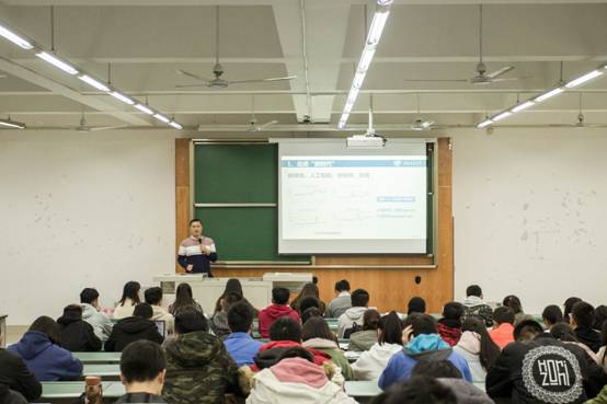 图片包含 室内, 天花板, 人员, 墙壁自动生成的说明
