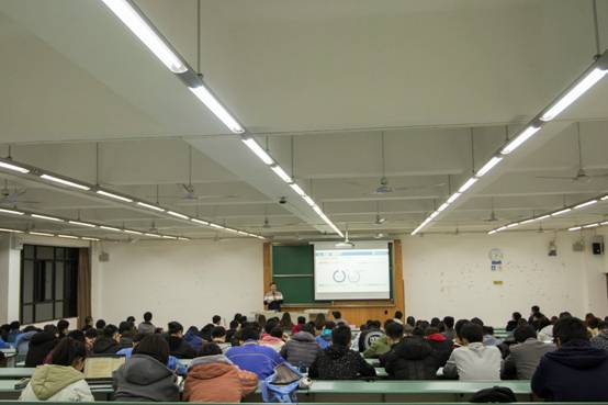 图片包含 天花板, 室内, 墙壁, 人物自动生成的说明
